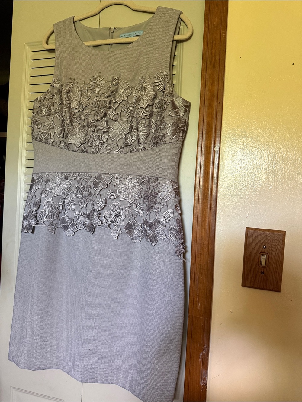 ANTONIO MELANI Lavender Lace Appliqué Sleeveless Sheath Dress